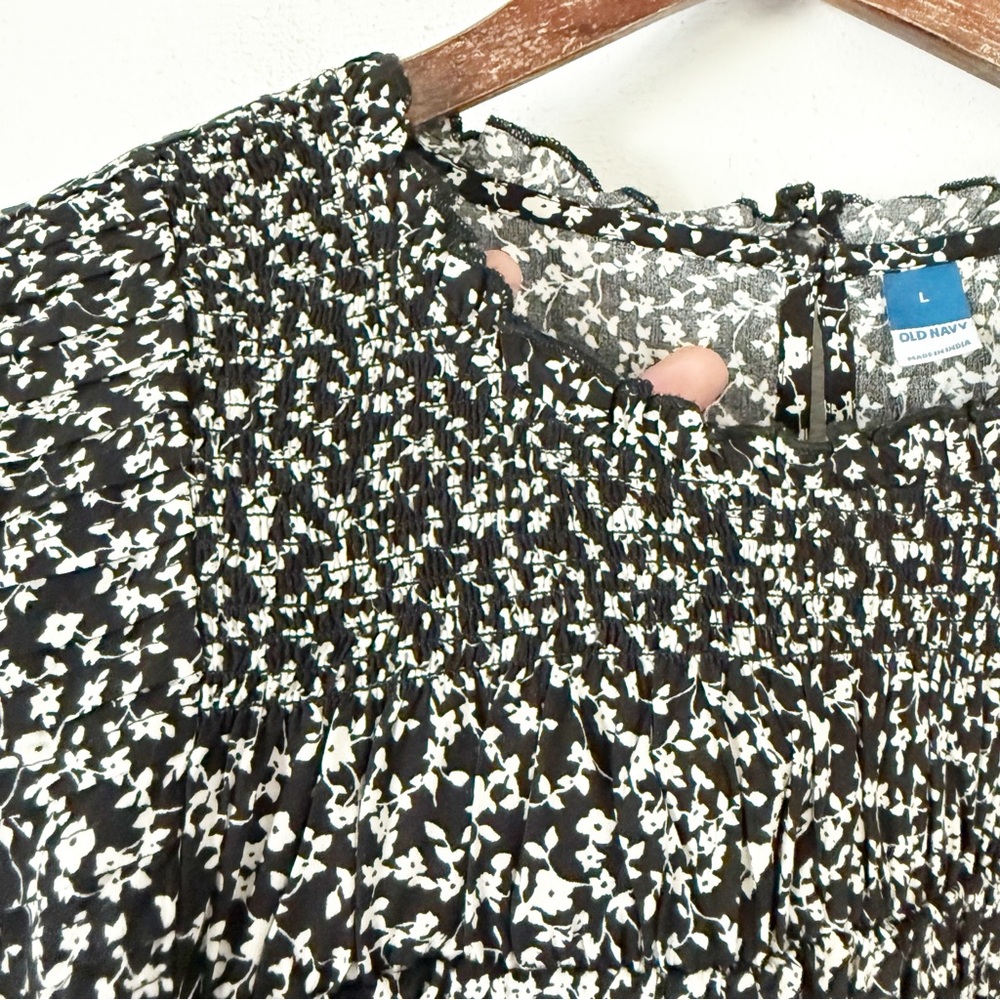 Old Navy Flutter-Sleeve Smocked Pintucked Swing Floral Print Blouse Size Large - Picture 6 of 9
